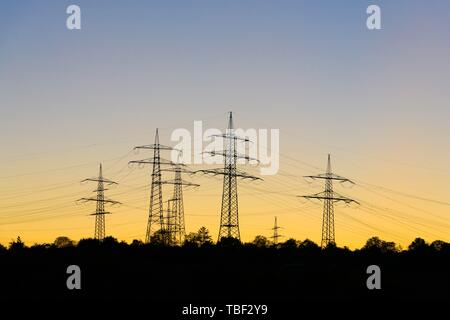 Pylônes à haute tension, lignes électriques, des silhouettes en fonction de persistance, Baden-Wurttemberg, Allemagne Banque D'Images