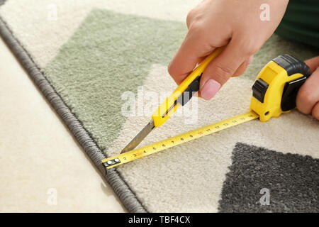 Femme avec ruban de mesure tapis de coupe Banque D'Images