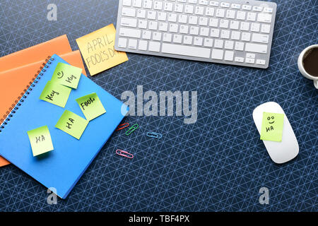 Clavier de l'ordinateur à l'aide de modèles et les notes sur un fond de couleur. Poisson d'avril farce Banque D'Images