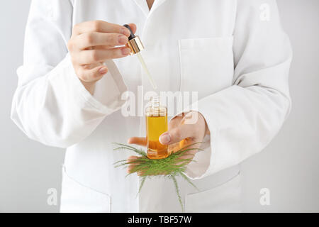 Médecin avec huile essentielle naturelle, gros plan Banque D'Images