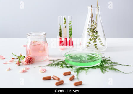 Composition avec les pilules à base de plantes sur la table Banque D'Images