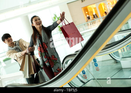 Un couple est allé shopping au centre commercial. Banque D'Images