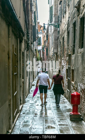 Couple romantique à l'étroite rue historique à Venise Banque D'Images