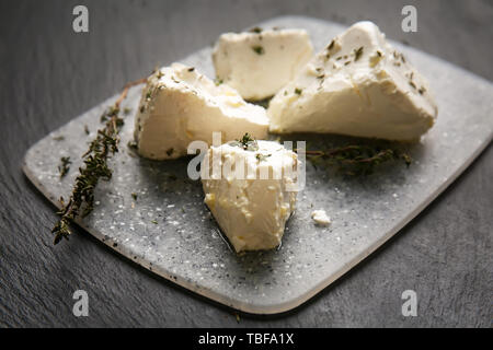 Carte avec de savoureux fromage feta et le thym sur tableau noir Banque D'Images