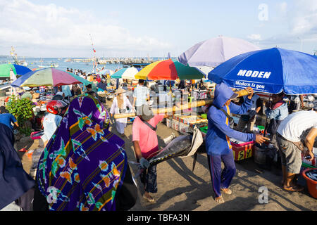 Indonésie/BALI-15 mai 2019 : l'atmosphère de l'Kedonganan-Bali marché de poisson avec parasols colorés à chaque kiosque. Certains pêcheurs de fishi go home Banque D'Images