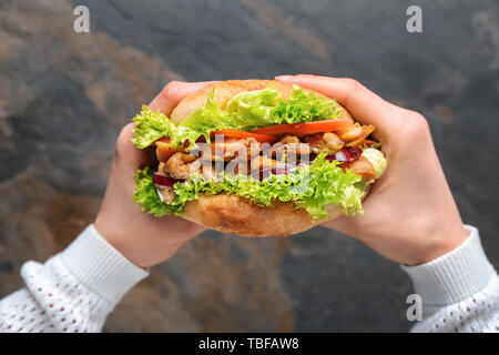 Femmes avec de délicieux döner kebab, gros plan Banque D'Images