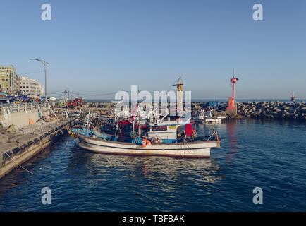 Busan, Corée du Sud, 03 mai 2017 : bateaux amarrés à la jetée de la plage de Haeundae en soirée Banque D'Images