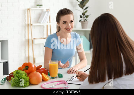 Jeune femme nutritionniste en visite dans une clinique de perte de poids Banque D'Images