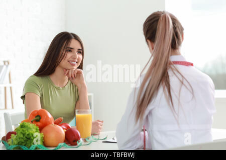 Jeune femme nutritionniste en visite dans une clinique de perte de poids Banque D'Images