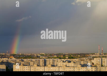 Arc-en-ciel colorés sur la ville après une pluie, vue de la fenêtre Banque D'Images