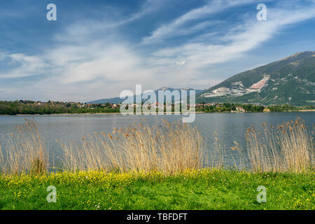 La piste cyclable dans le parc du Lac d'annone, Lecco, Lombardie, Italie, au printemps (avril) Banque D'Images