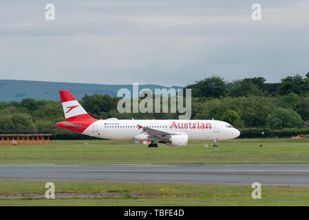 MANCHESTER UK, 30 mai 2019 : Austrian Airlines vol Airbus A320 OS464 pour les taxis de Vienne sur la piste 28L à l'aéroport de Manchester. Banque D'Images