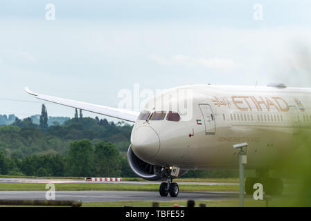 MANCHESTER UK, 30 mai 2019 : Boeing 787 Dreamliner Etihad EY21 de vol Abu Dhabi taxis aéroport après l'atterrissage à Manchaester Banque D'Images