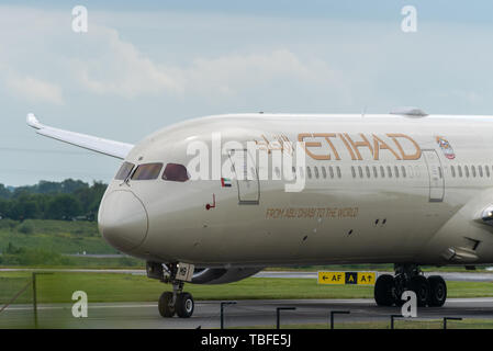 MANCHESTER UK, 30 mai 2019 : Boeing 787 Dreamliner Etihad EY21 de vol Abu Dhabi taxis aéroport après l'atterrissage à Manchaester Banque D'Images