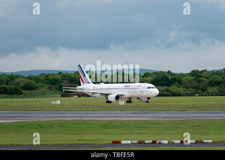 MANCHESTER UK, 30 mai 2019 : Airfrance Airbus A320, vol AF1068 de Paris atterrit sur la piste 28R à l'aéroport de Manchester. Banque D'Images