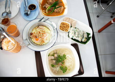 Ensemble d'alimentation petit-déjeuner de style thaïlandais et vietnamiens au restaurant local à Udonthani city à matin moment à Udon Thani, Thaïlande Banque D'Images