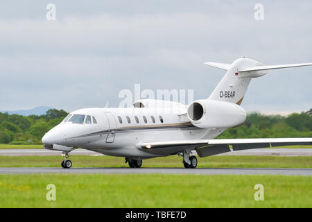 MANCHESTER UK, 30 mai 2019 : un Cessna Citation X 750 AirX executive jet permet de désactiver la piste 23R à Manchaester aéroport après l'atterrissage. Banque D'Images