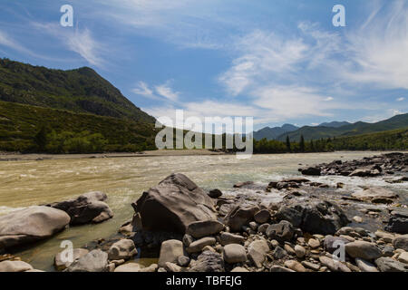 Courant Rapide de la rivière Chuya dans montagnes Altaï. L'heure d'été. Côte Rocheuse. D'énormes rochers. Banque D'Images