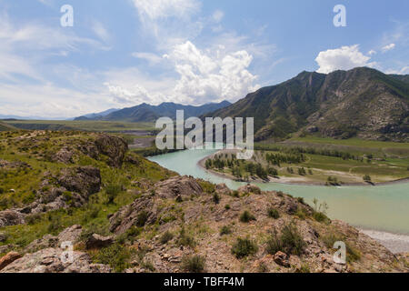 Vue panoramique d'une montagne de l'Altaï de la rivière Katun. Lieu de confluence des rivières Katun et Chuya. L'heure d'été. Banque D'Images