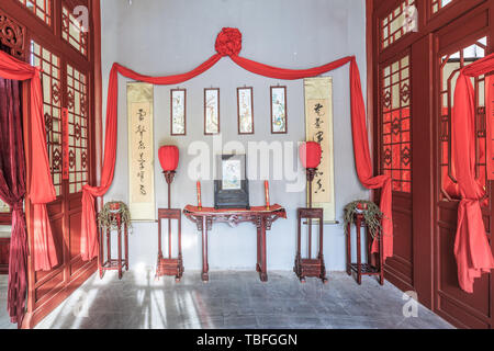 Meubles classiques chinois dans le hall de l'Est Ah Gao Ville Banque D'Images