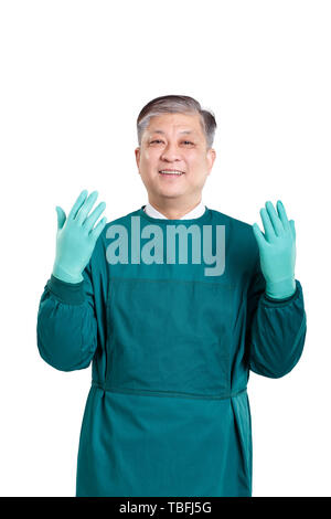 Ancien médecin homme asiatique en vert blouse de chirurgien avec des gants Banque D'Images