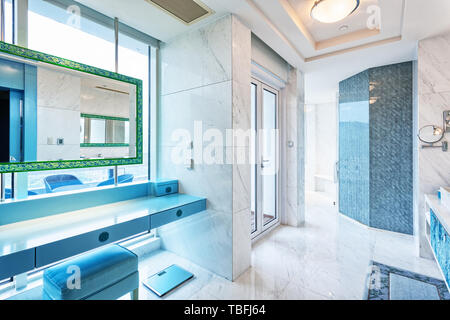 Salle de bain décorée de la Chine dans le Dragon Hotel. Banque D'Images