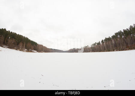 Moody paysage avec lac gelé d'hiver couleur gris. Banque D'Images