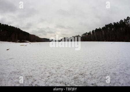 Moody paysage avec lac gelé d'hiver couleur gris. Banque D'Images