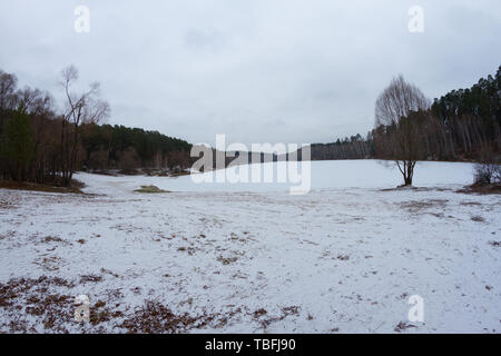 Moody paysage avec lac gelé d'hiver couleur gris. Banque D'Images