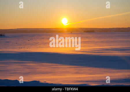 Champ d'hiver coucher de soleil sur sentier. Banque D'Images