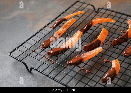 Grille avec des délicieuses couverts d'oranges sur le tableau noir Banque D'Images