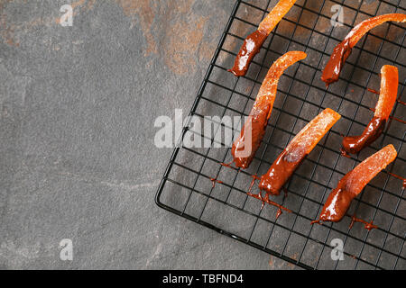 Grille avec des délicieuses couverts d'oranges sur le tableau noir Banque D'Images