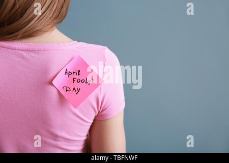 Post-it avec des mots "poisson d'avril' on woman's back Banque D'Images