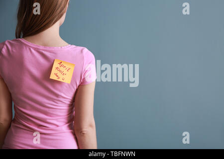 Post-it avec des mots "poisson d'avril' on woman's back Banque D'Images