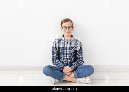 Adolescent, enfants et fashion concept - Funny boy avec des lunettes et une chemise bretelles Banque D'Images