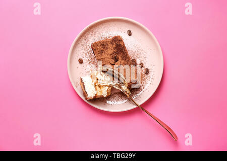 Plaque avec tiramisu savoureux sur un fond de couleur Banque D'Images