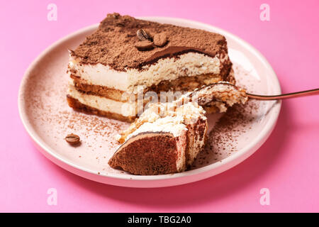 Plaque avec tiramisu savoureux sur un fond de couleur Banque D'Images