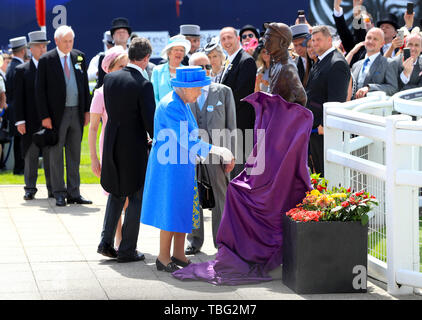 La reine Elizabeth II dévoile une statue de Lester Piggott au cours de la journée du derby Derby Investec 2019 Festival à l'hippodrome d'Epsom, Epsom. Banque D'Images