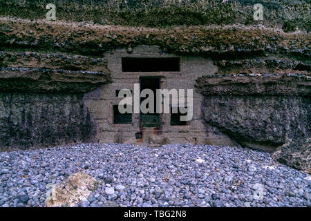 Bunker fortifié de la seconde guerre 2 dans la falaise de craie sur la plage d'Etretat, Normandie, France Banque D'Images