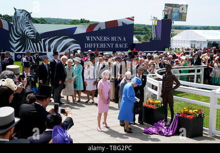 La reine Elizabeth II dévoile une statue de Lester Piggott au cours de la journée du derby Derby Investec 2019 Festival à l'hippodrome d'Epsom, Epsom. Banque D'Images