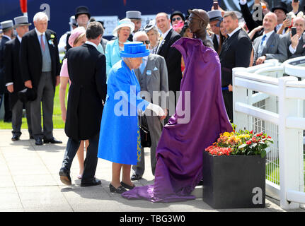 La reine Elizabeth II dévoile une statue de Lester Piggott au cours de la journée du derby Derby Investec 2019 Festival à l'hippodrome d'Epsom, Epsom. Banque D'Images