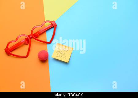 Et décor de partie sticky note avec HAPPY FOOL'S DAY sur un fond de couleur Banque D'Images