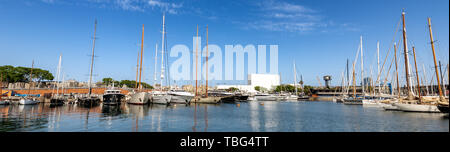 Barcelone - Port Vell avec yachts, voiliers et le toit de voiture de câble à la Barceloneta la colline de Montjuic. La Catalogne, Espagne, Europe Banque D'Images