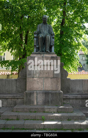 Vilnius, Lituanie. Mai 2019. La statue de Jozef Montwill dans la cour de Vilnius Sainte Eglise de l'Assomption de la Vierge Marie Banque D'Images