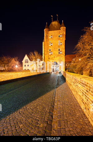 La vieille porte de Clèves (Klever Tor) à Xanten, Allemagne. Photo de nuit. Banque D'Images