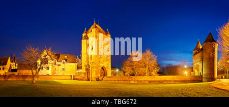 La vieille porte de Clèves (Klever Tor) à Xanten, Allemagne. Photo de nuit panoramique avec ciel bleu. Banque D'Images