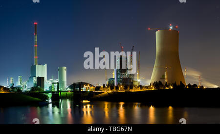 Vue panoramique photo de nuit d'une ancienne centrale électrique de charbon et un nouveau en construction dans la nuit. Duisburg, Allemagne. Banque D'Images