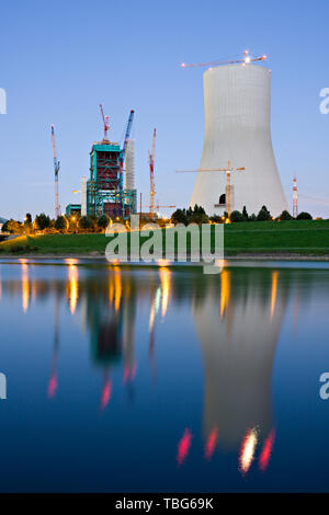 Construction d'une nouvelle centrale électrique au charbon avec un géant tour de refroidissement, 180m. Banque D'Images