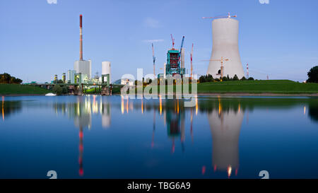 Une vieille et une nouvelle centrale électrique au crépuscule avec réflexion. Dans l'industrie Duisburg-Walsum, Allemagne. Banque D'Images