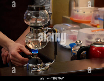 Mains de l'homme connu de barista café naturel de haute qualité à l'aide de pot de verre spécial Banque D'Images